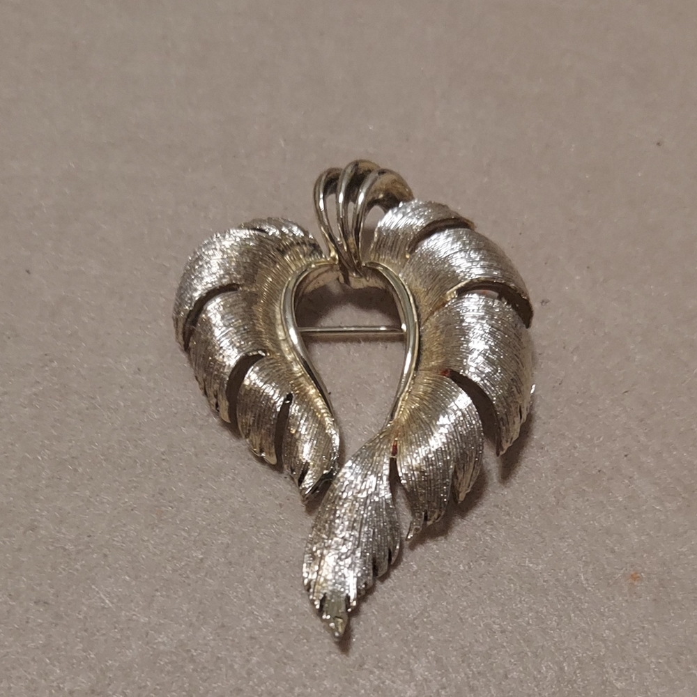 Vintage Lisner Mixed Tone Leaf Brooch. Womens